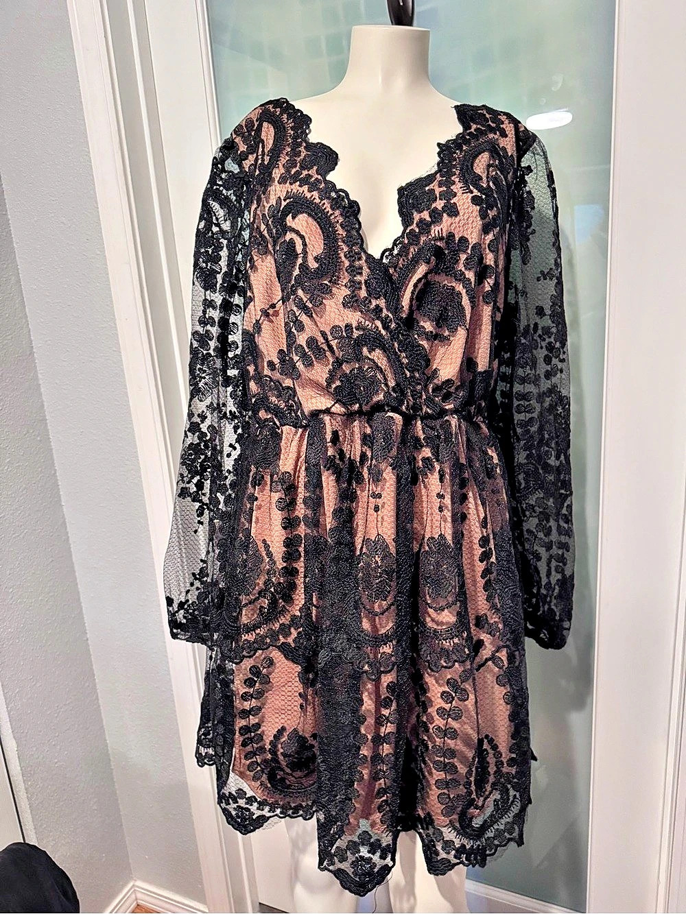 boohoo Floral Lace Mini Dress in Black & Pink Size Large Like New